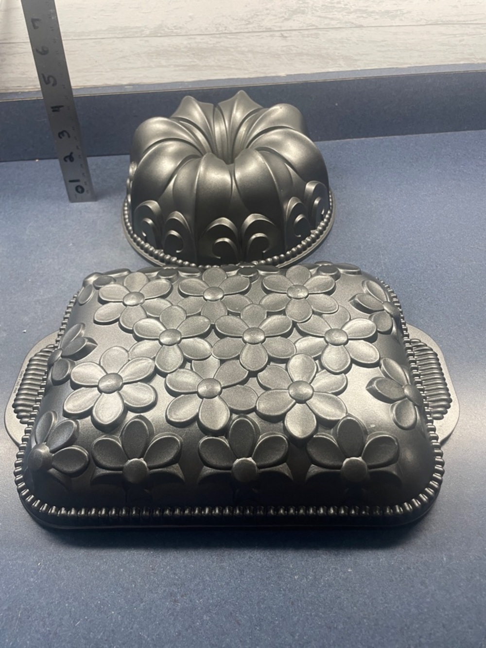 Nordic, wear Floral Cast Aluminum Baking Dish and Bundt Pan -